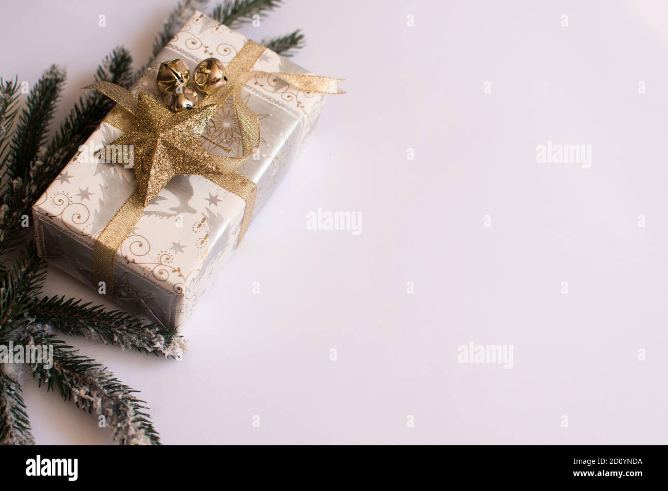 weihnachts-Layout Geschenk und Fichtenzweig auf weißem Hintergrund, Platz für die Inschrift Stockfoto