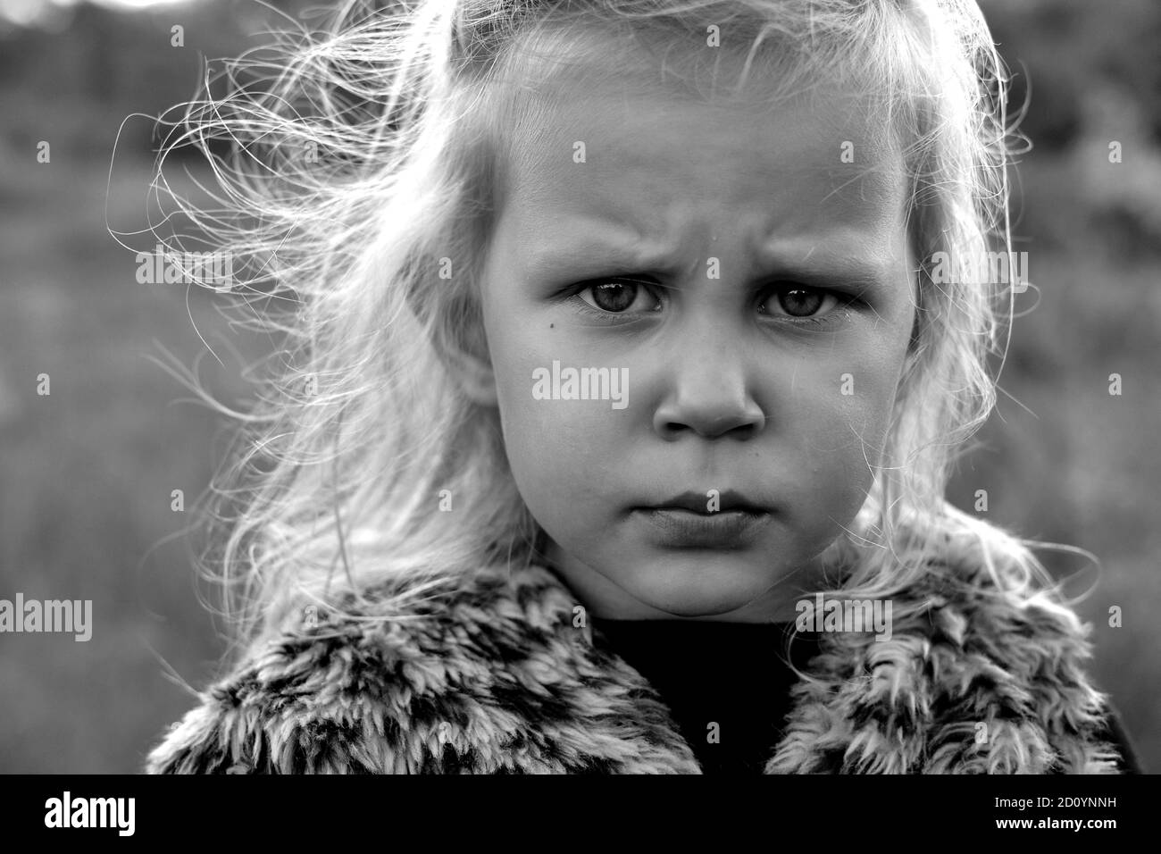 Kinderportrait, Nahaufnahme. Mädchen im Freien in der Natur. Schönes Mädchen 3 Jahre alt. Herbstfoto. Düsteres Kind. Emotionen von Kindern. Schwarz und Weiß Stockfoto