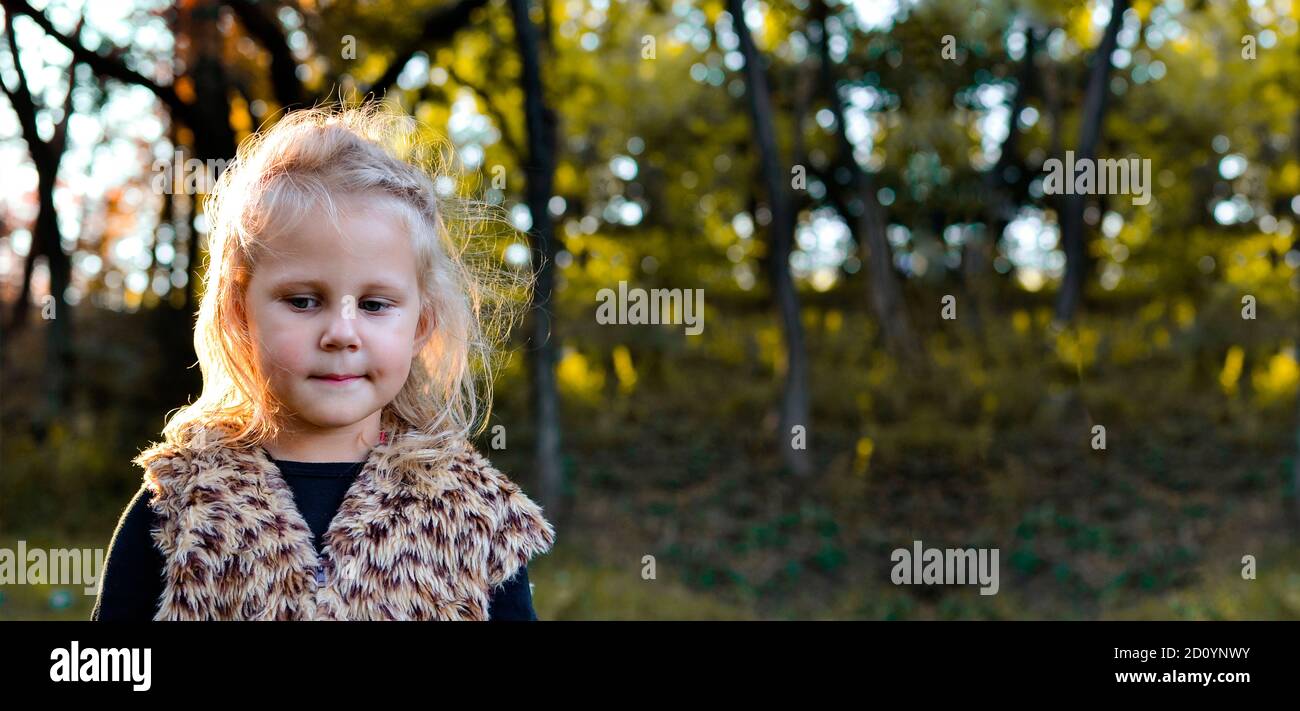 Kinderportrait, Nahaufnahme. Mädchen im Freien in der Natur. Schönes Mädchen 3 Jahre alt. Herbstfoto. Emotionen von Kindern. Freier Speicherplatz für Text Stockfoto