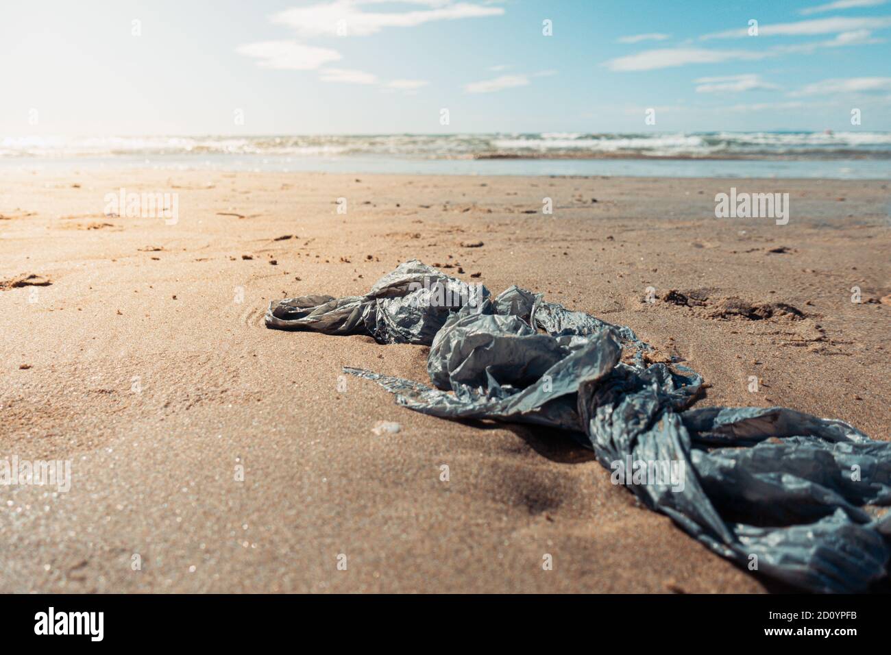 Plastiktüte am Strand, Tourismus und Umwelt Konzept. Stockfoto