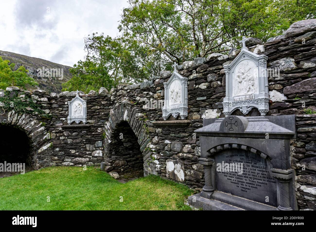 In der ehemaligen klösterlichen Siedlung des Oratoriums des hl. Finbarr in Cork, Irland, nimmt einer der 13 Schritte, die Pilger Unternehmen, wenn sie für ihre Anliegen beten. Stockfoto