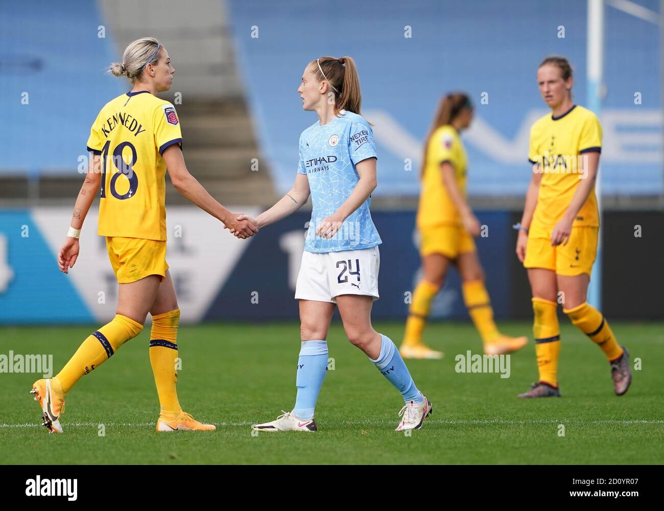 Tottenham Hotspur's Alanna Kennedy schüttelt sich nach dem letzten Pfiff beim Barclays FA Women's Super League Spiel im Academy Stadium, Manchester, die Hände gegen Kiera Walsh von Manchester City. Stockfoto