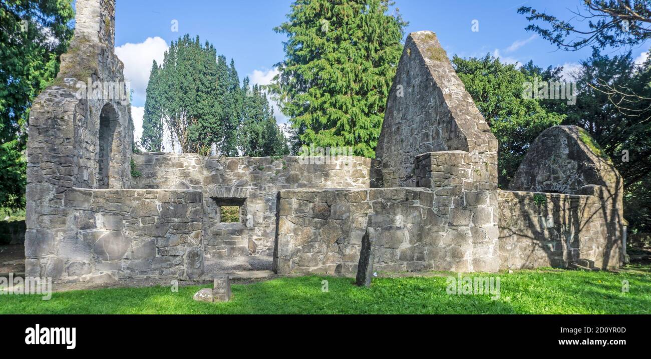 In Palmerstown, Dublin, Irland, eine alte Kirchenruine, die auf mindestens 1200ad zurückgeht. Die Kirche ist von einem ebenso alten Friedhof umgeben. Stockfoto
