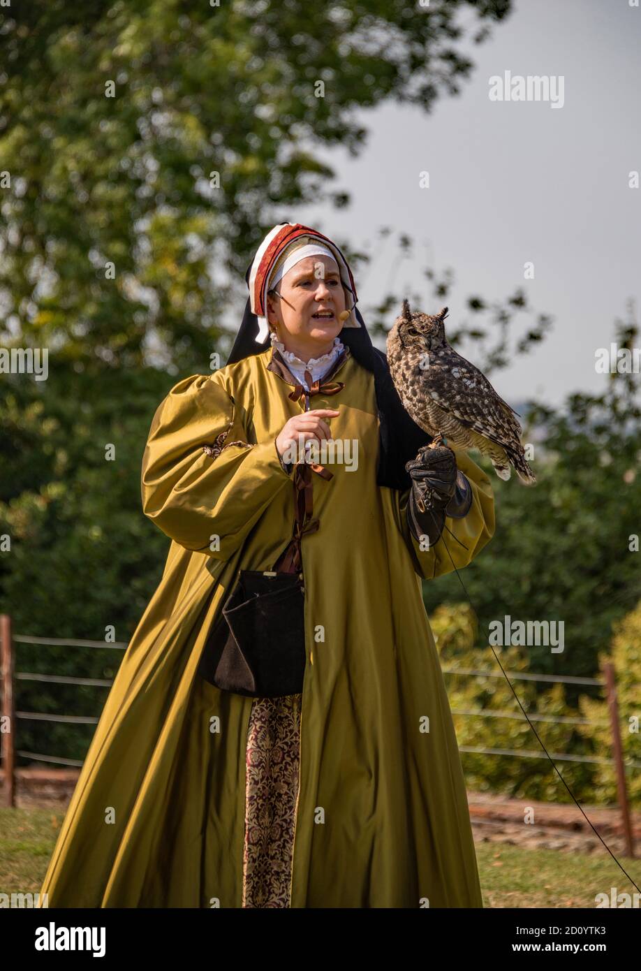 Lady Falconer mit Eurasischer Adlereule. Stockfoto