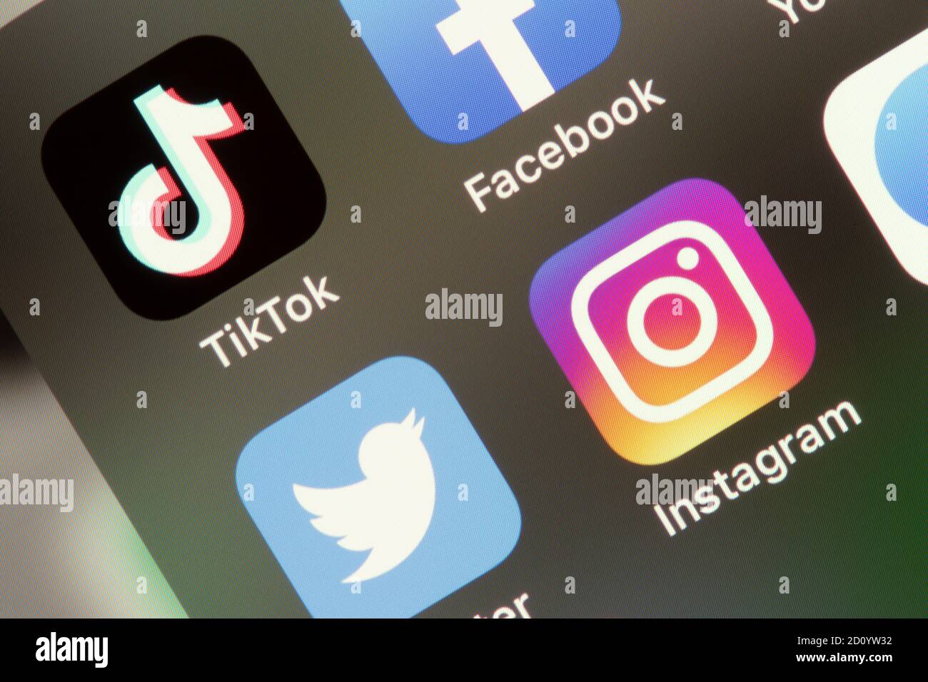 TikTok und Instagram, Facebook und Twitter Anwendung auf dem Bildschirm Apple iPhone X. Stockfoto