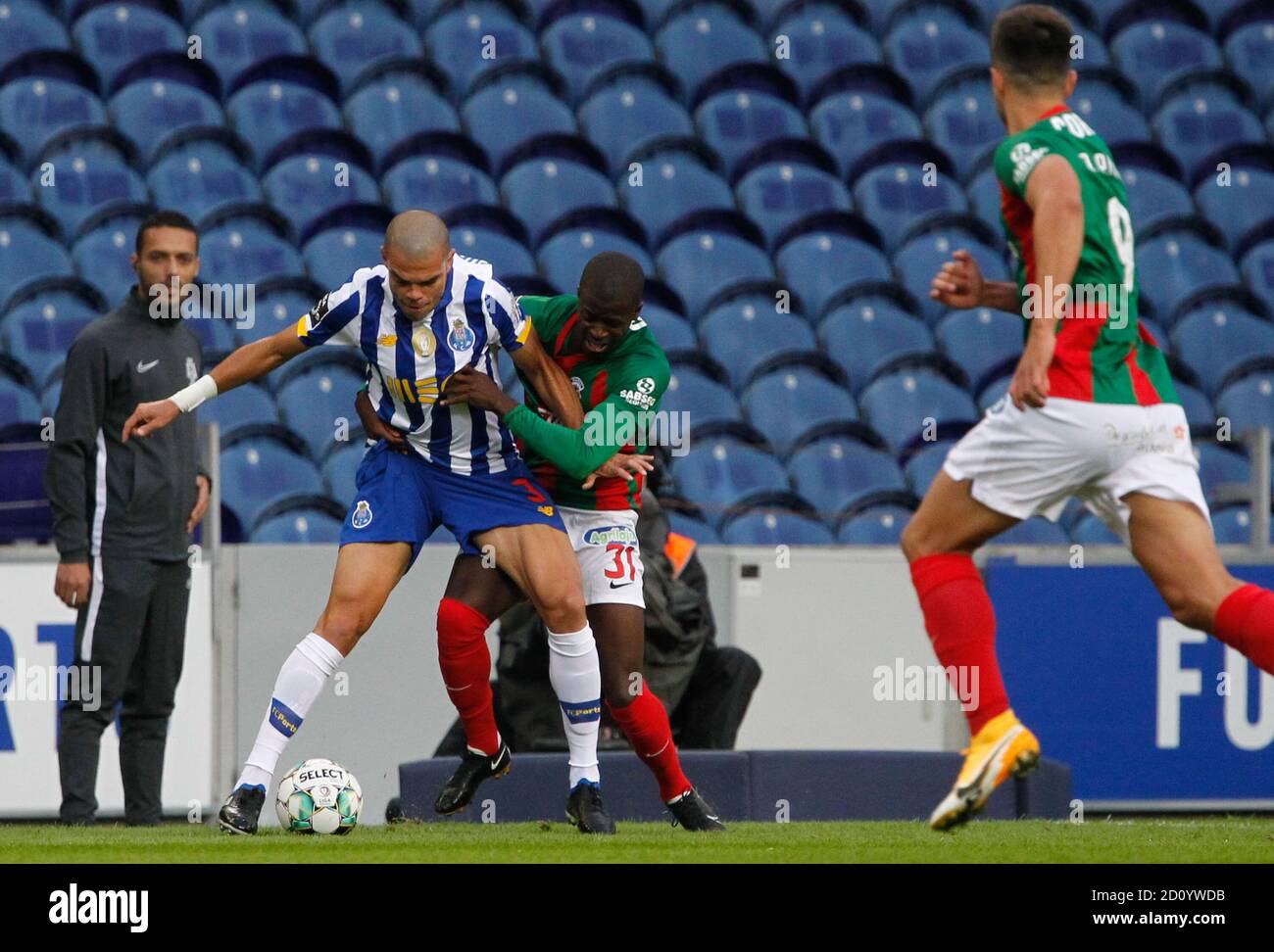 Pepe von Porto im Einsatz mit Nanu von Maritimo während der portugiesischen Meisterschaft, Liga NOS Fußballspiel zwischen FC Porto und Maritimo am 3. Oktober, Stockfoto