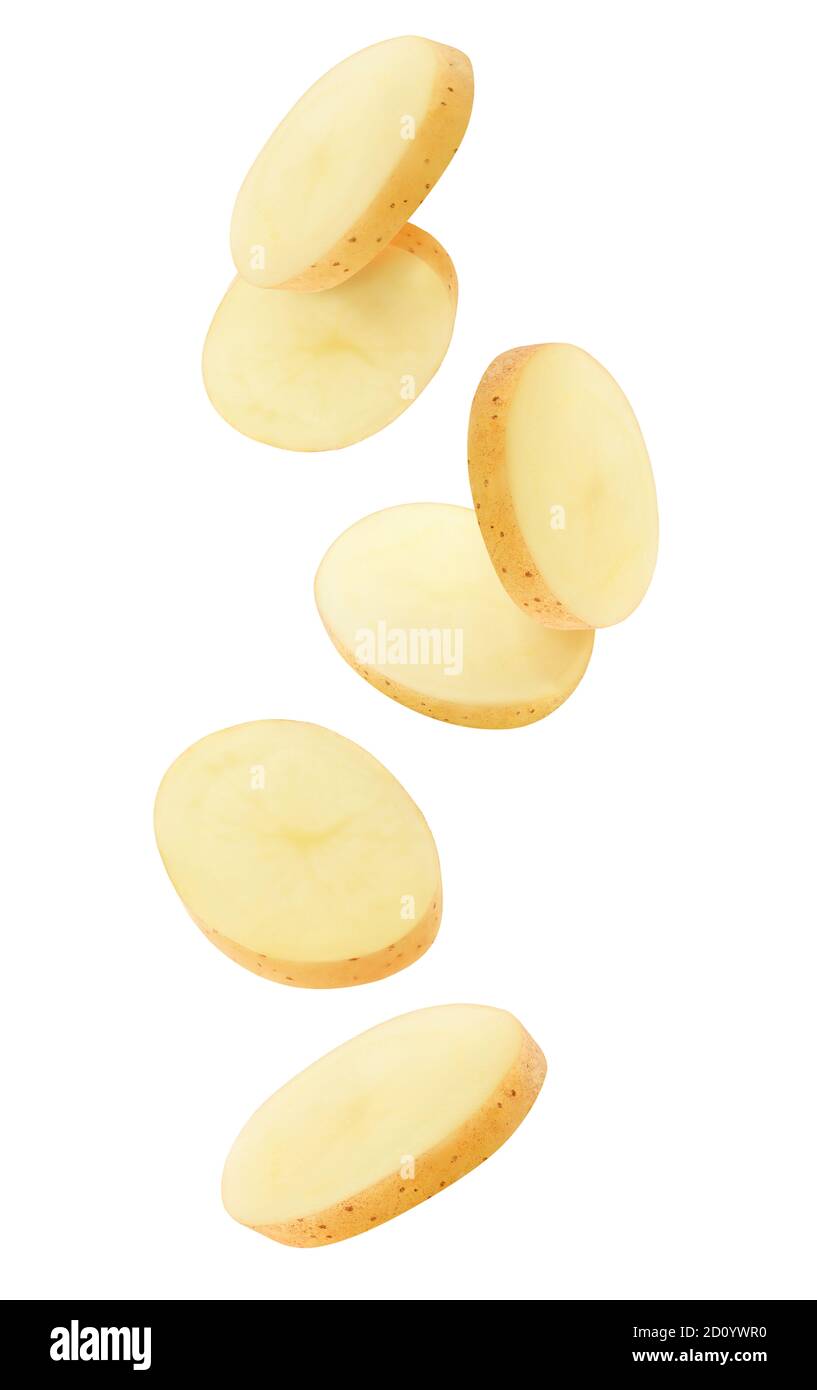 Isolierte Kartoffelstücke in der Luft. Ungeschälte Scheiben roher gewaschene Kartoffel fallen auf weißem Hintergrund Stockfoto