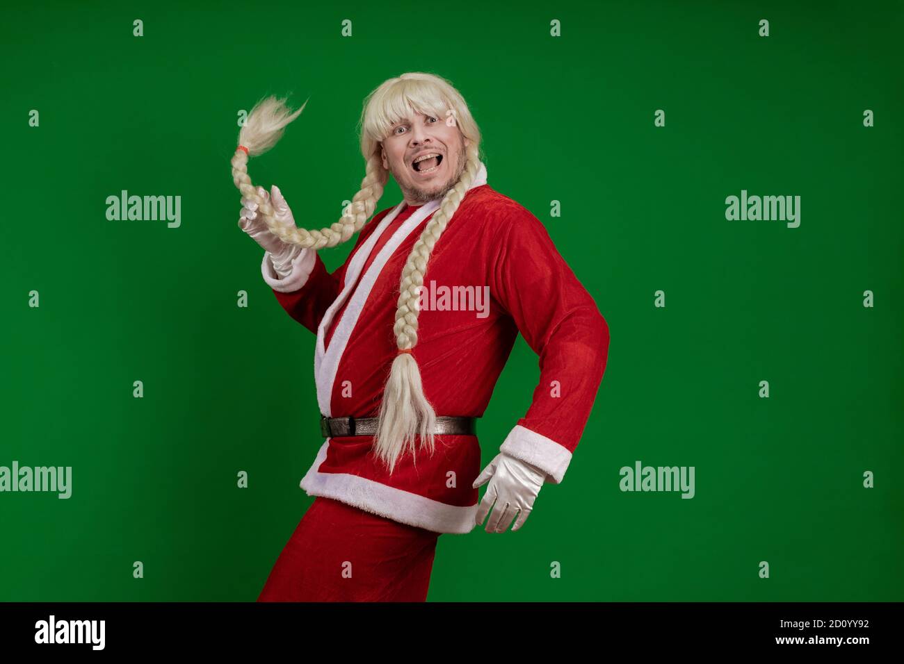 Emotionaler Weihnachtsmann mit langen Zopf Frisur Grimassen und Posen Auf einem grünen Chrom Hintergrund Stockfoto