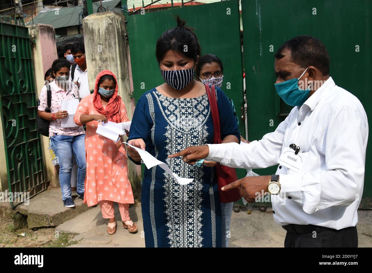 Guwahati, Assam, Indien. Okt. 2020. Prüfungsanwärter der Union Public Service Commission zeigen ihren Nachweis, wenn sie in ein Prüfungszentrum eintreten, um am Sonntag, den 4. Oktober 2020 in Guwahati Assam India bei der Union Public Service Commission (UPSC) zur vorläufigen Prüfung 2020 zu erscheinen. Die Prüfung des öffentlichen Dienstes ist eine landesweite wettbewerbsfähige Prüfung in Indien durch die Union Public Service Commission für die Einstellung zu verschiedenen öffentlichen Diensten der Regierung von Indien, einschließlich der indischen Verwaltungsdienst, Indian Foreign Service, und Indian Police Service (Credit IMA Stockfoto