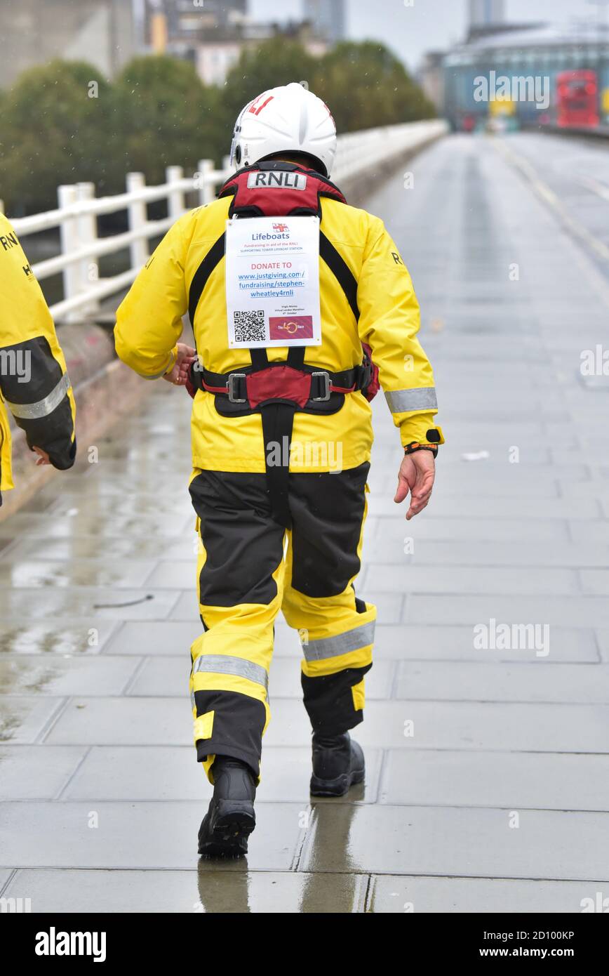London, Großbritannien. Oktober 2020. Stephen Wheatley 38063 Tower Lifeboat Station Crew-Mitglied Stephen Wheatley nimmt in voller Such- und Rettungsausrüstung am virtuellen London-Marathon Teil, um dringend benötigte Mittel für die RNLI zu sammeln, indem er etwa 18 Runden auf den Victoria- und Albert-Böschungen des Tower RNLI-Heimstücks zwischen der Waterloo Bridge absolviert Und Blackfriar's Bridge, um die Strecke zu beenden. Kredit: SOPA Images Limited/Alamy Live Nachrichten Stockfoto