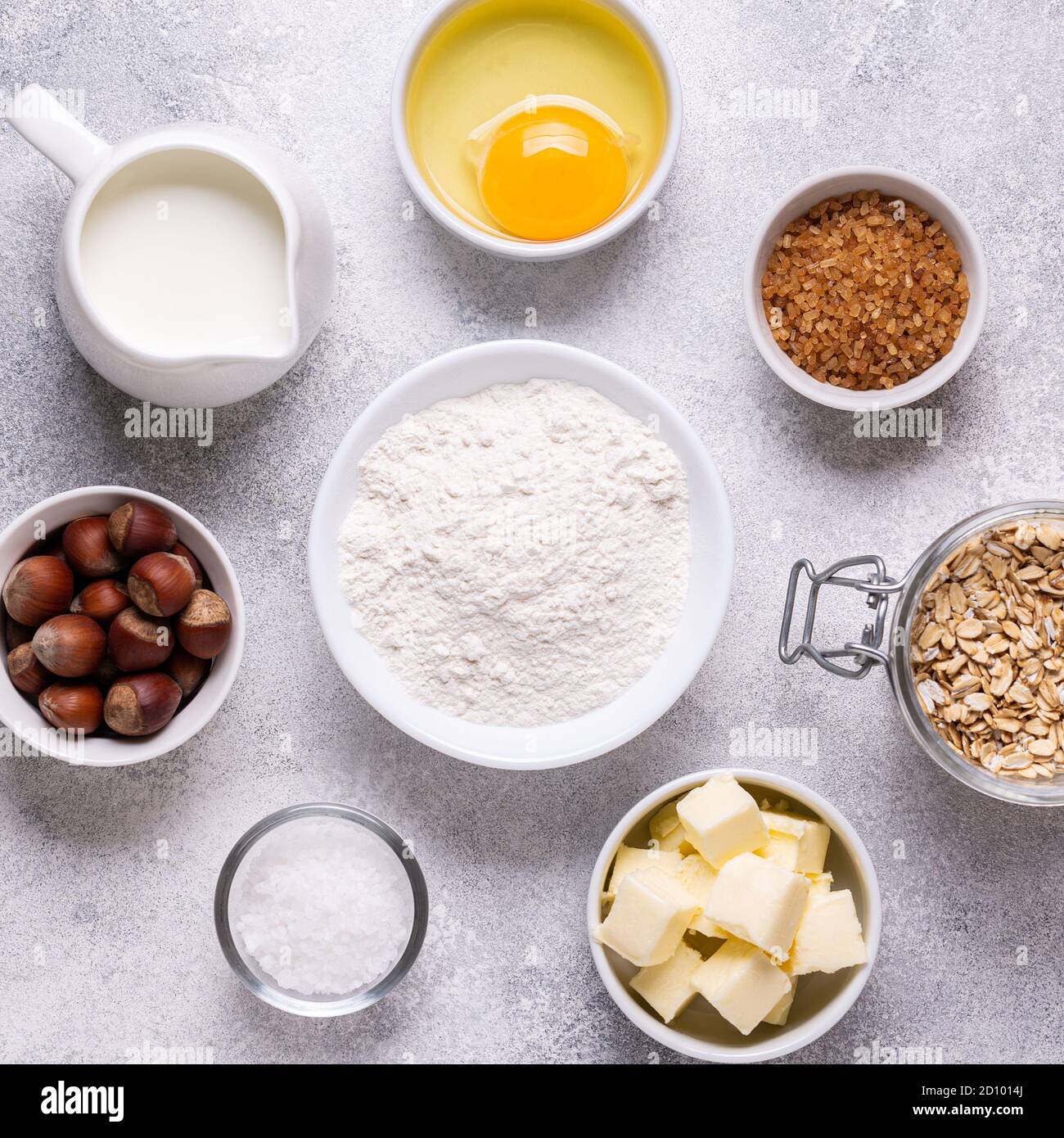 Zutaten zum Backen - Mehl, Milch, Salz, Zucker, Eier. Draufsicht, Kopierbereich. Stockfoto