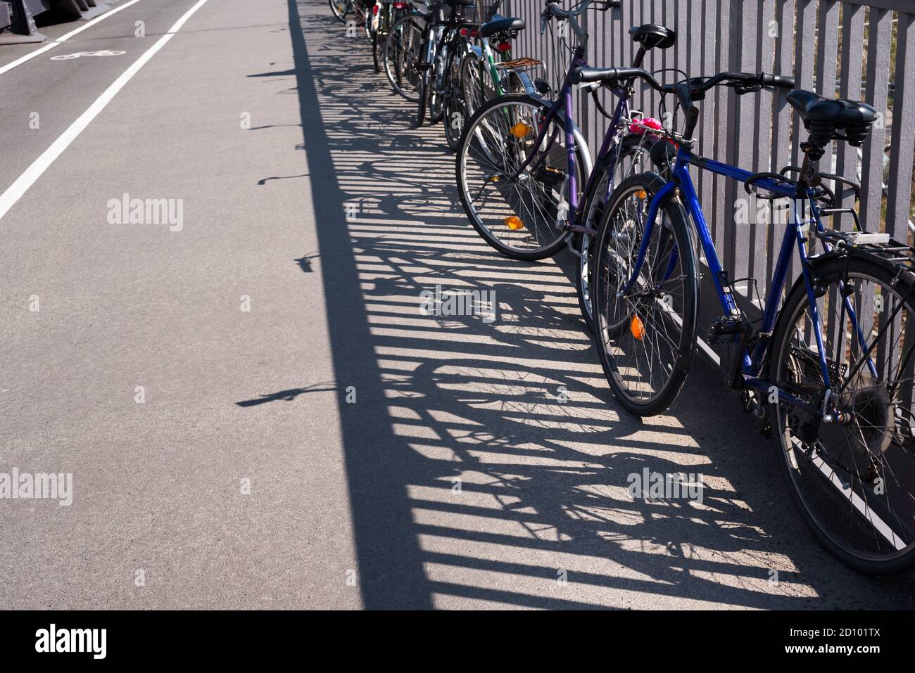 Chaotische Fahrrad/bike Parken in einer Stadt - Verkehr, öffentlicher Verkehr - gestohlene Fahrräder, alte Fahrräder, Fahrrad Diebstahl - Kopie Raum Stockfoto