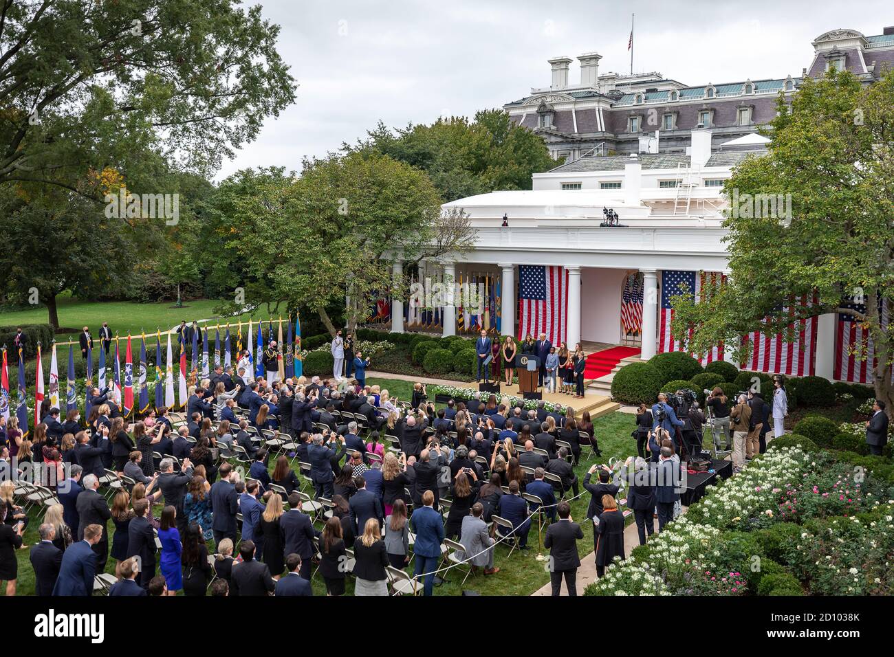 Präsident Trump nominiert Richterin Amy Coney Barrett für den Associate Justice des Obersten Gerichtshofs der USA. Dies ist das Ereignis, dass einige glauben, ist eine super Spreader Versammlung, wo der Präsident erworben oder verteilt COVID 19 auf mehrere Teilnehmer. Präsident Donald J. Trump hört zu, als Richterin Amy Coney Barrett, seine Nominierte für das Associate Justice des Supreme Court of the United States, am Samstag, 26. September 2020, im Rosengarten des Weißen Hauses ihre Bemerkungen anspricht. Stockfoto