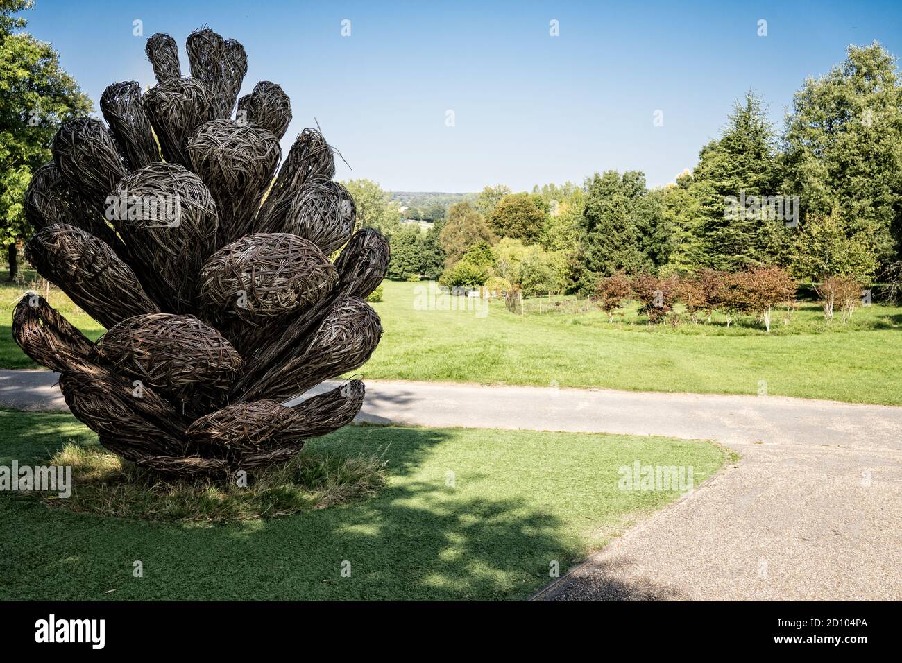 Kunstwerke aus Kiefernkegel in den Sir Harold Hiller Gardens in der Nähe von Romsey In Hampshire Stockfoto