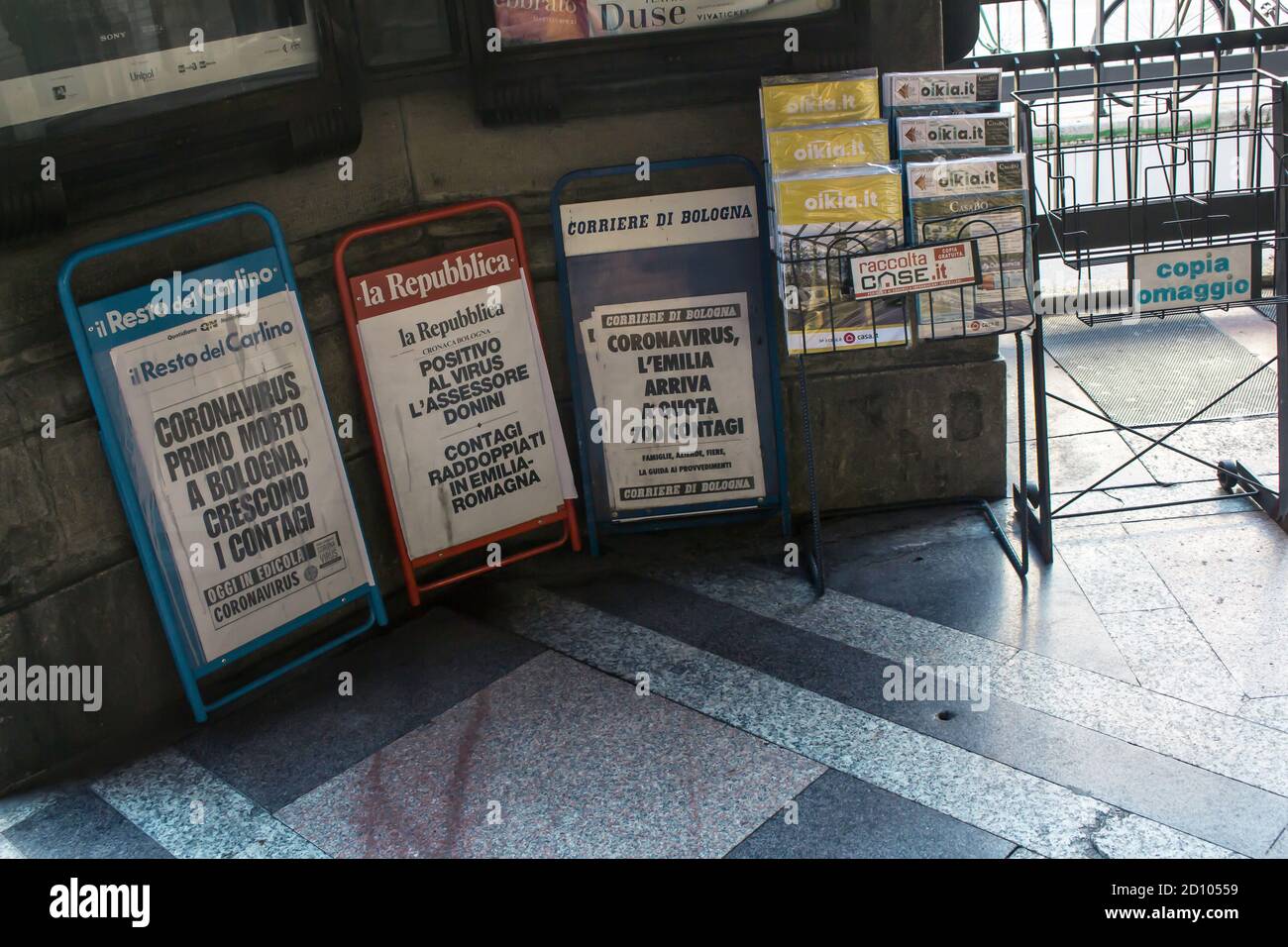 Bologna: Aussteller berichten über die Titel, die sich auf die Pandemie beziehen, einiger lokaler und nationaler italienischer Zeitungen. (Covid-19 Pandemie 2020). Stockfoto