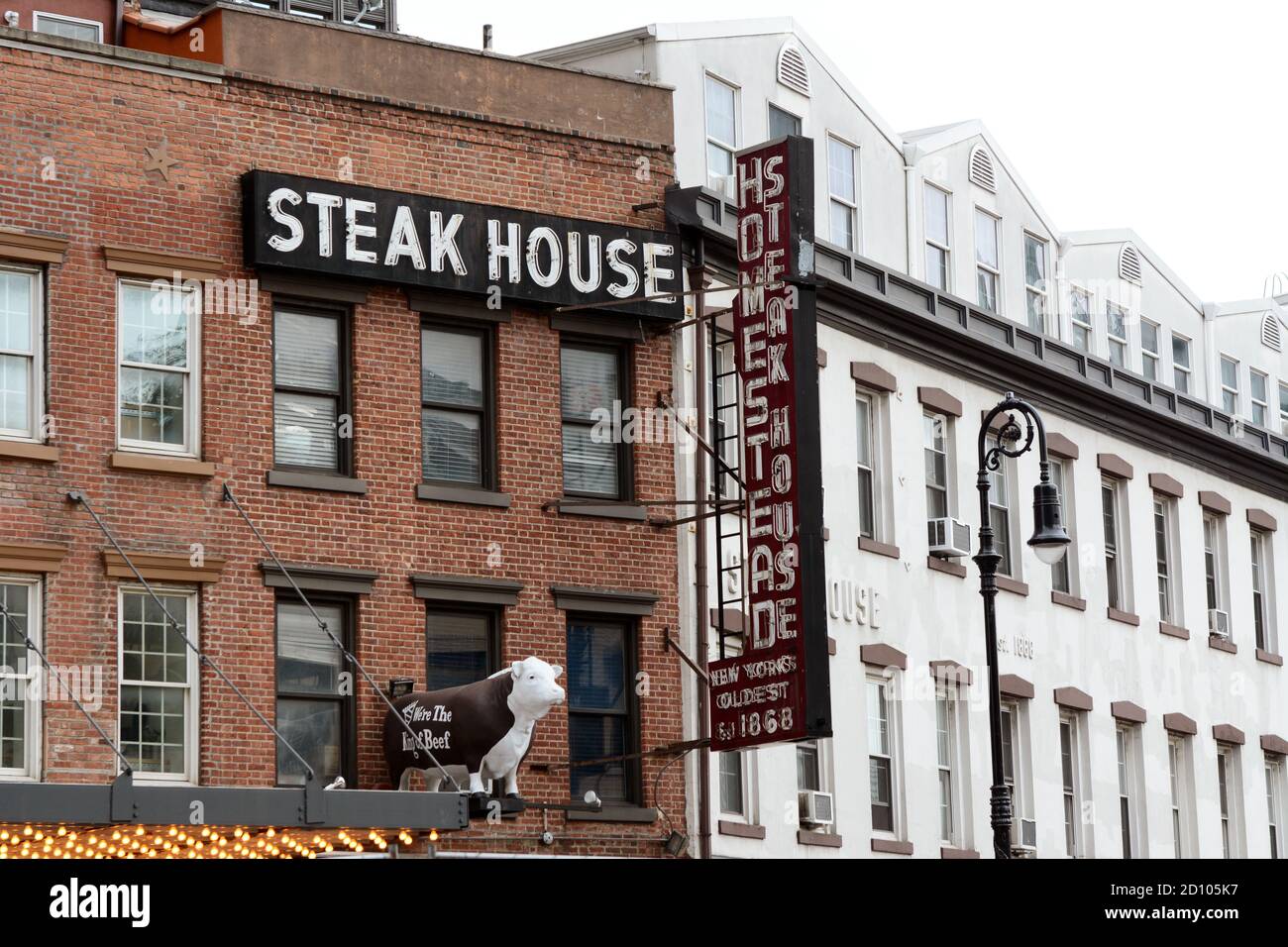NEW YORK, USA - 10. MAI 2019: Außenansicht des Old Homestead Steak House auf der Ninth Avenue, im ehemaligen Fleischpacker-Viertel, New York City am 10. Mai 2019 Stockfoto