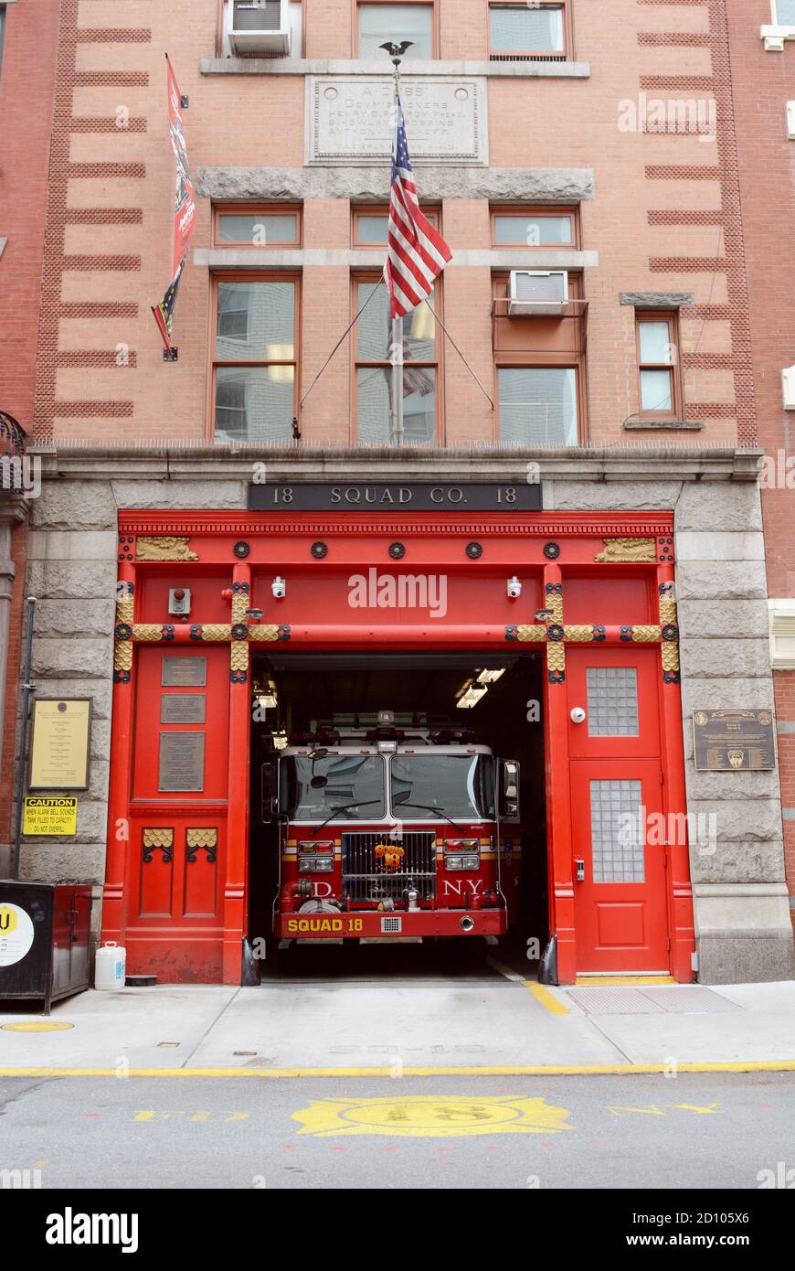 NEW YORK, USA - 10. MAI 2019: Außenansicht des Gebäudes FDNY Squad 18 in der 132 West 10th Street am 10. Mai 2019. Der Feuerwehrwagen der New Yorker Feuerwehr Stan Stockfoto