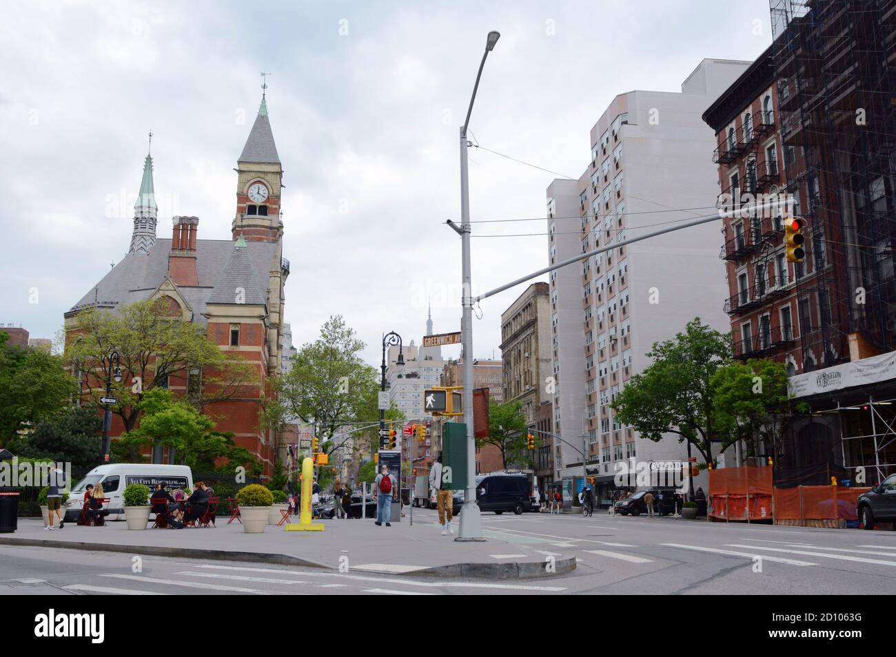 NEW YORK, USA - 10. MAI 2019: Ecke Sixth Avenue und Greenwich Ave mit Jefferson Market Library und Wohnhäusern in New York City am 1. Mai Stockfoto