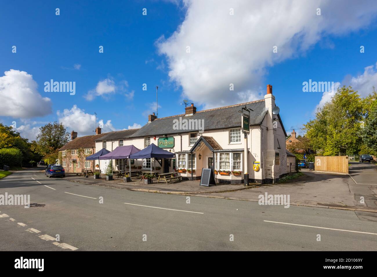 The Plough, ein ehemaliges Wadworth Pub am Straßenrand in Shalbourne, einem kleinen ländlichen Dorf in Wiltshire, Südengland, an einem sonnigen Tag Stockfoto