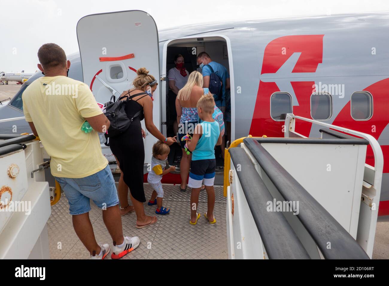 Bild vom 1. August 2020 zeigt Jet2-Passagiere, die am Samstagmorgen am Flughafen Ibiza ein Flugzeug zurück nach London Stansted besteigen.einige Passagiere mussten früh nach der Annullierung der Rückflüge nach Hause zurückkehren. Jet2 hat einige Kunden auf Spaniens Balearen und Kanarischen Inseln kontaktiert, um sie zu bitten, ihre Pauschalreise vorzeitig zu beenden. Hunderte von Kunden haben Flüge zurück nach Großbritannien storniert und wurden gebeten, früher als geplant zurückzukehren. Jet2 sagte, es kann nicht halten, leere Flugzeuge, um Passagiere an vielen verschiedenen Daten abholen zu senden. Die Reisenden wurden per E-Mail und über die Änderungen informiert Stockfoto