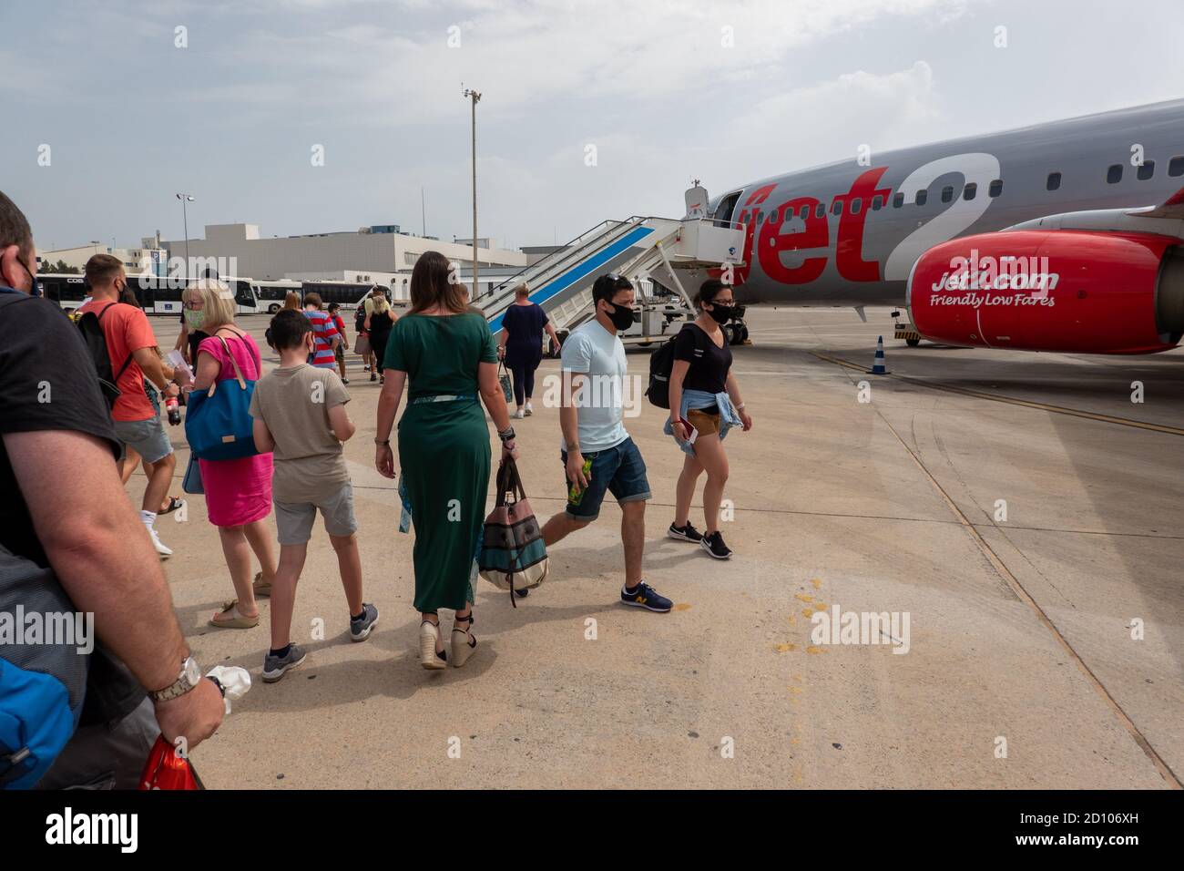 Bild vom 1. August 2020 zeigt Jet2-Passagiere, die am Samstagmorgen am Flughafen Ibiza ein Flugzeug zurück nach London Stansted besteigen.einige Passagiere mussten früh nach der Annullierung der Rückflüge nach Hause zurückkehren. Jet2 hat einige Kunden auf Spaniens Balearen und Kanarischen Inseln kontaktiert, um sie zu bitten, ihre Pauschalreise vorzeitig zu beenden. Hunderte von Kunden haben Flüge zurück nach Großbritannien storniert und wurden gebeten, früher als geplant zurückzukehren. Jet2 sagte, es kann nicht halten, leere Flugzeuge, um Passagiere an vielen verschiedenen Daten abholen zu senden. Die Reisenden wurden per E-Mail und über die Änderungen informiert Stockfoto