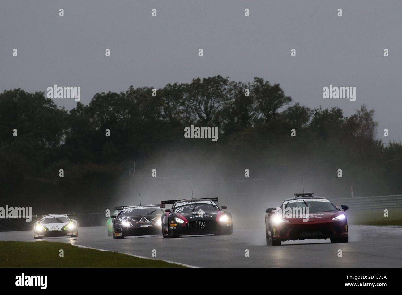 Norwich, Großbritannien. Oktober 2020. Das Safety Car führt die ersten beiden Runden während des ersten Rennens der Intelligent Money British GT Championship, Snetterton Circuit, Norwich, England am 4. Oktober 2020 rund um die Rennstrecke. Foto von Jurek Biegus. Nur redaktionelle Verwendung, Lizenz für kommerzielle Nutzung erforderlich. Keine Verwendung bei Wetten, Spielen oder Veröffentlichungen einzelner Vereine/Vereine/Spieler. Kredit: UK Sports Pics Ltd/Alamy Live Nachrichten Stockfoto