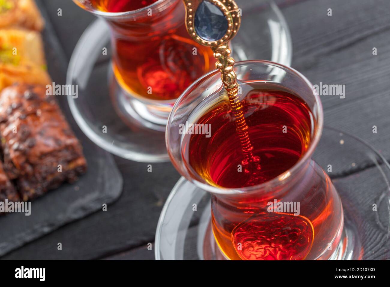 Türkischer Tee in traditionellem Glas. Hochwertige Fotos Stockfoto