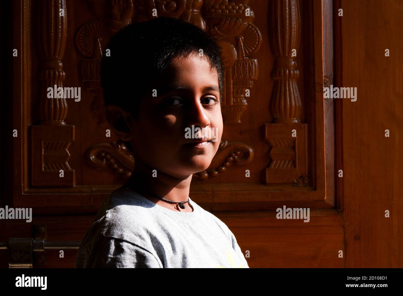 Kalaburagi, Karnataka/Indien-September 02.2020: Nahaufnahme eines indischen Jungen, der im Morgensonnenlicht zu Hause lächelt Stockfoto