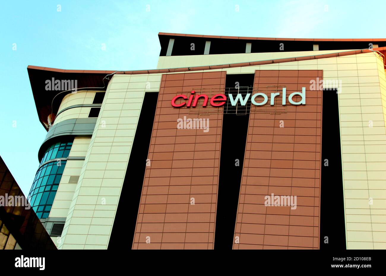 Dieses riesige Gebäude ist der Kinokomplex Cineworld in Glasgow, Schottland. Es hat 18 Leinwände auf 6 Ebenen und ist das geschäftigste Kino in Großbritannien. ALAN WYLIE/ALAMY © Stockfoto