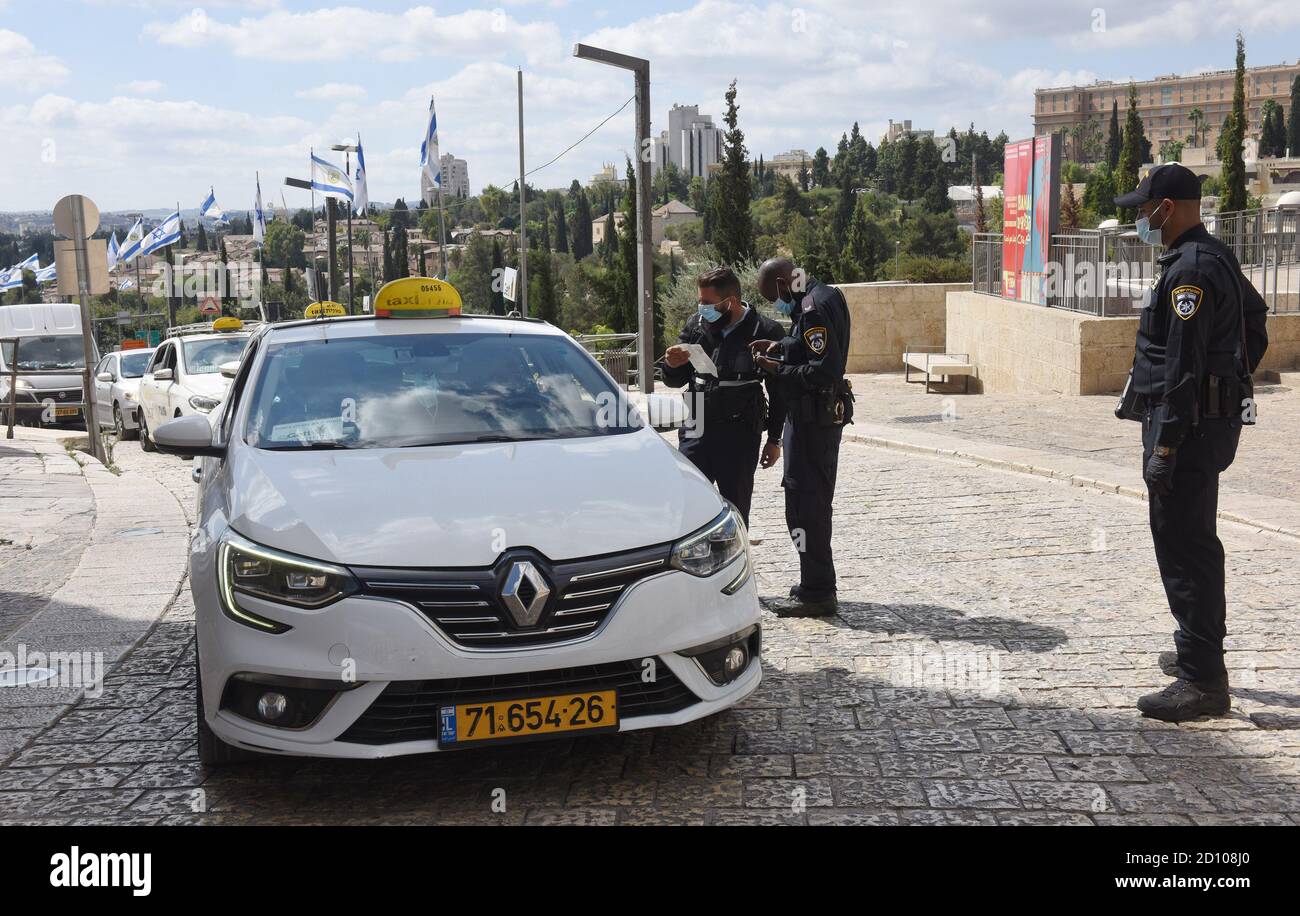 Jerusalem. Oktober 2020. Die israelische Polizei überprüft Autos am Eingang der Altstadt von Jerusalem während der dritten Woche der COVID-19-Sperre am Sonntag, den 4. Oktober 2020. Foto von Debbie Hill/UPI Kredit: UPI/Alamy Live Nachrichten Stockfoto