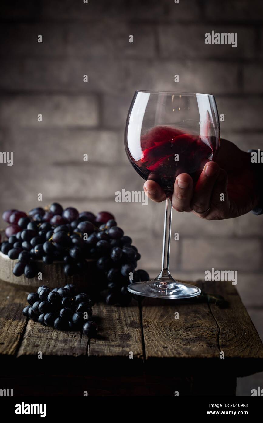 Rotwein und reife Trauben Stockfoto