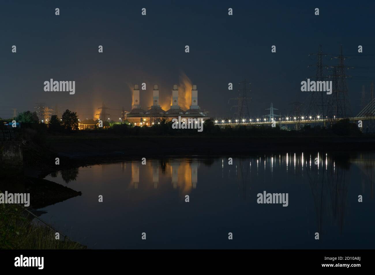 Industrielle Skyline-Landschaft des Connah's Quay Power Station, ein Kombikraftwerk, das nachts im River Dee nachstellt. Stockfoto