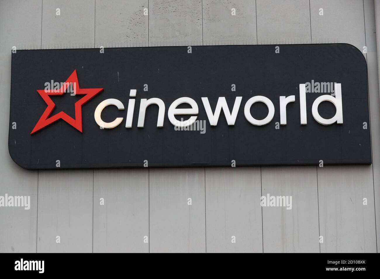 Ein Kino von Cineworld in Feltham, West-London, nachdem die Kette angekündigt hatte, ihre britischen Standorte in den kommenden Wochen zu schließen. Die Schließung seiner 128 Standorte im ganzen Land wird bis zu 5,500 Arbeitsplätze in Gefahr bringen, und die Mitarbeiter haben Wut darüber geäußert, wie sie vom Unternehmen behandelt wurden, da Bildschirme gezwungen wurden, früher in diesem Jahr zu schließen. Stockfoto