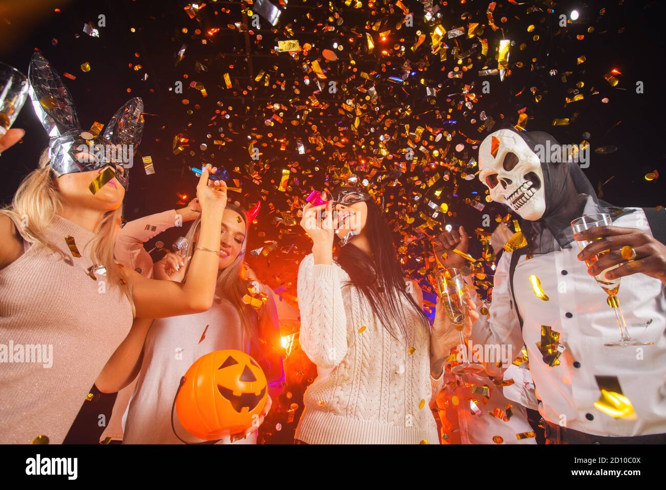 Glückliche Menschen Männer und Frauen gemischt Rennen tanzen zusammen auf Halloween-Party Stockfoto