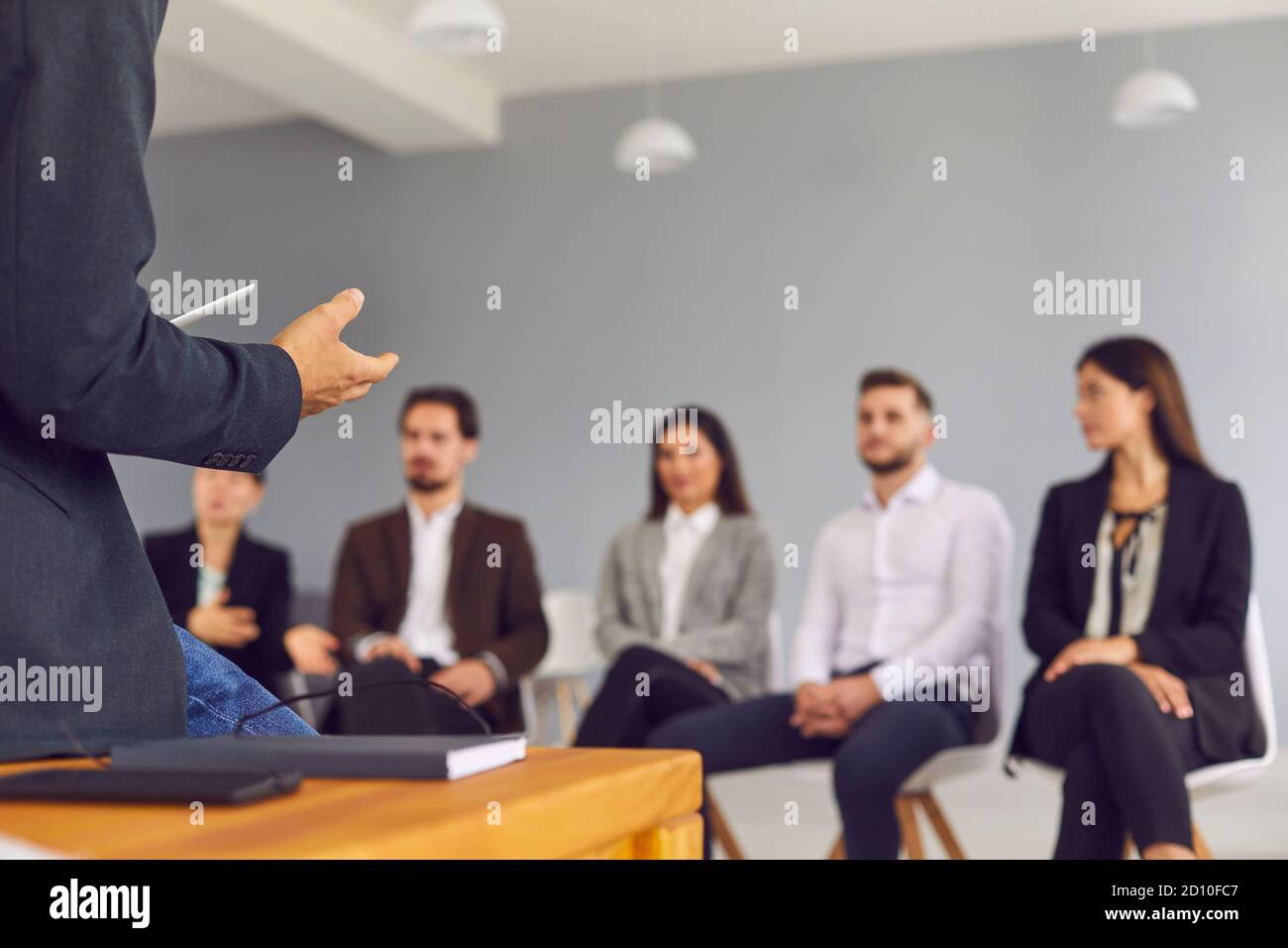 Hände des Geschäftsmannes Sprecher präsentieren Projekt oder die Ausbildung für Gruppe von Geschäftsleuten Stockfoto