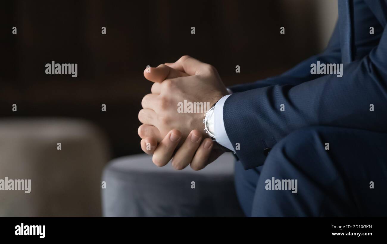 Nervös gestresst Geschäftsmann in Anzug denken an schwierige Problemlösung. Stockfoto