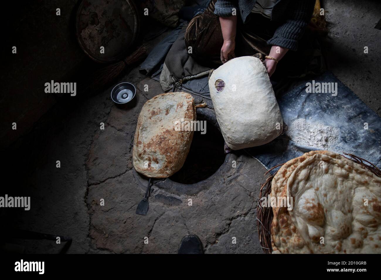 Eine Frau macht Brot und Lavasch Stockfoto