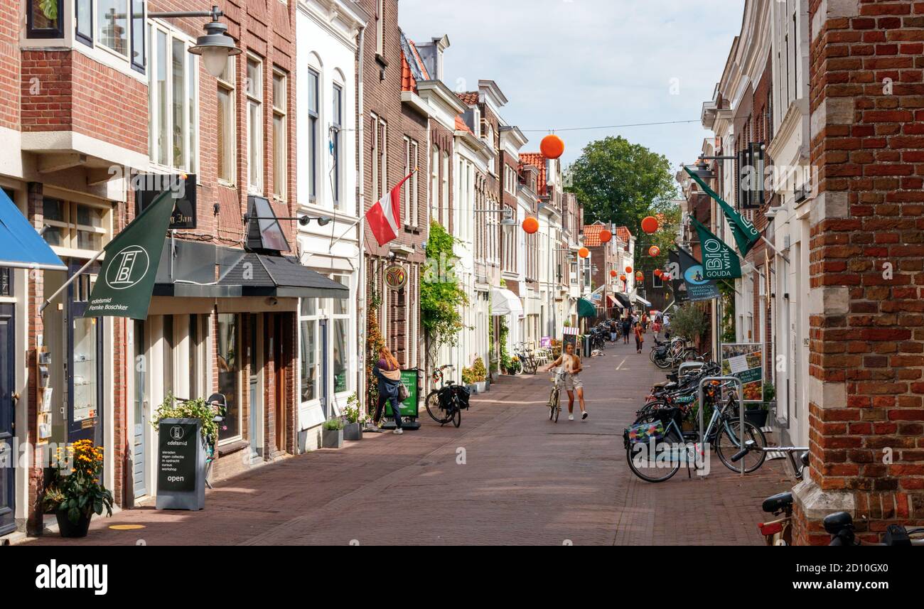 Blick auf die Altstadt von Gouda. Lange Groenendaal Straße mit zahlreichen Geschäften und typisch holländischen Häusern. Südholland, Niederlande. Stockfoto