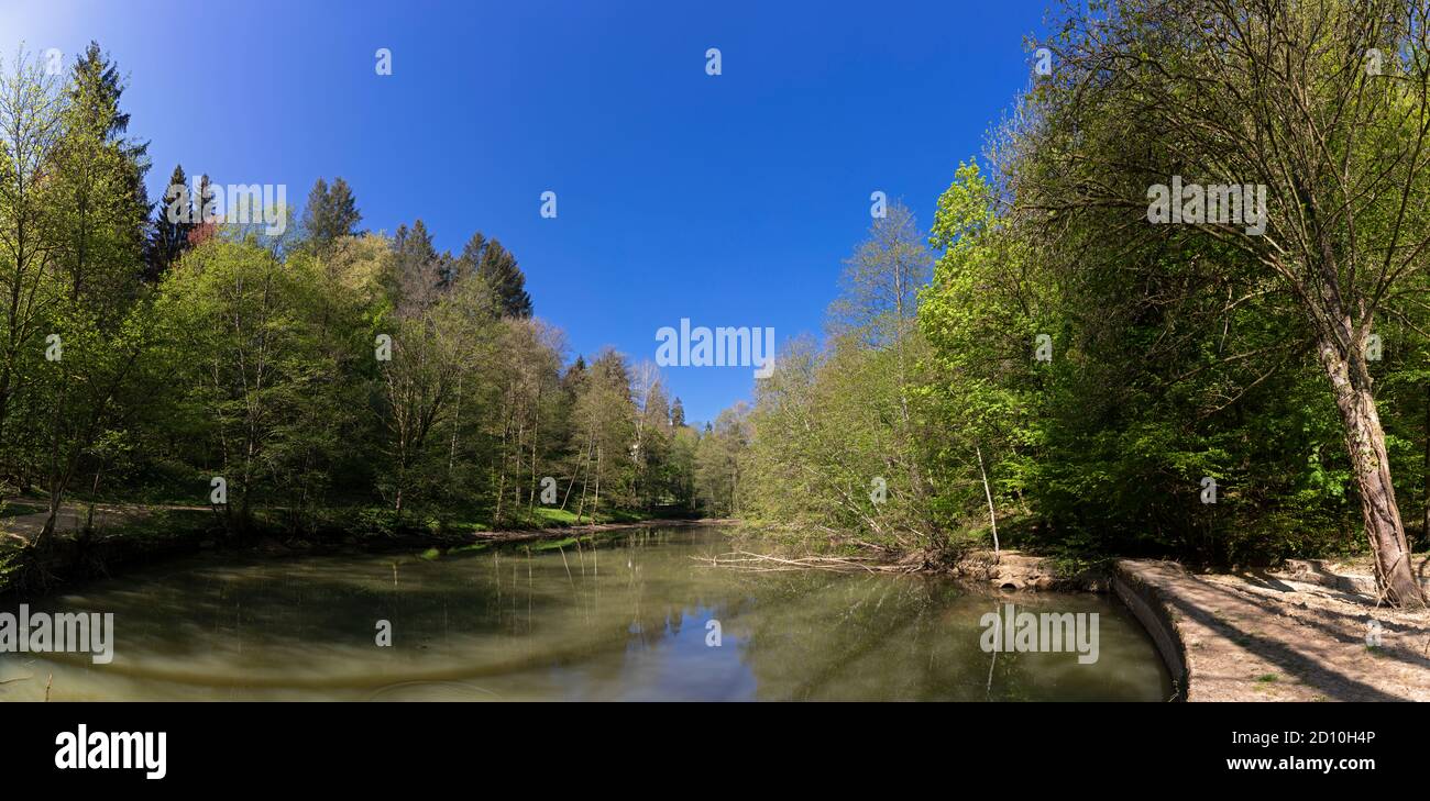 Europa, Luxemburg, Larochette, Schloss Meysembourg, See, der die Burg mit Süßwasser versorgt Stockfoto