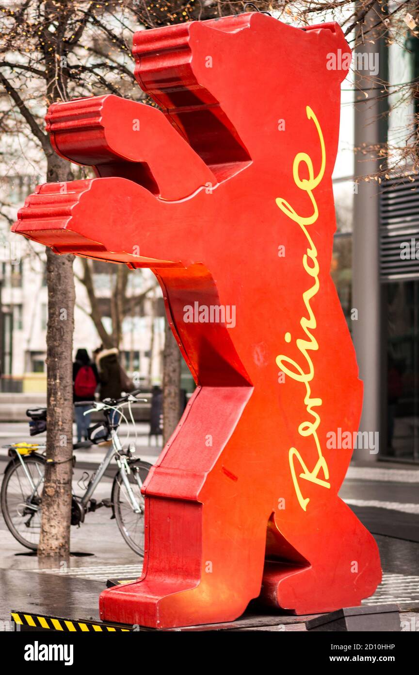 Berlin / Deutschland - 18. Februar 2017: Logo des Berlinale Bären am Potsdamer Platz in Berlin Stockfoto