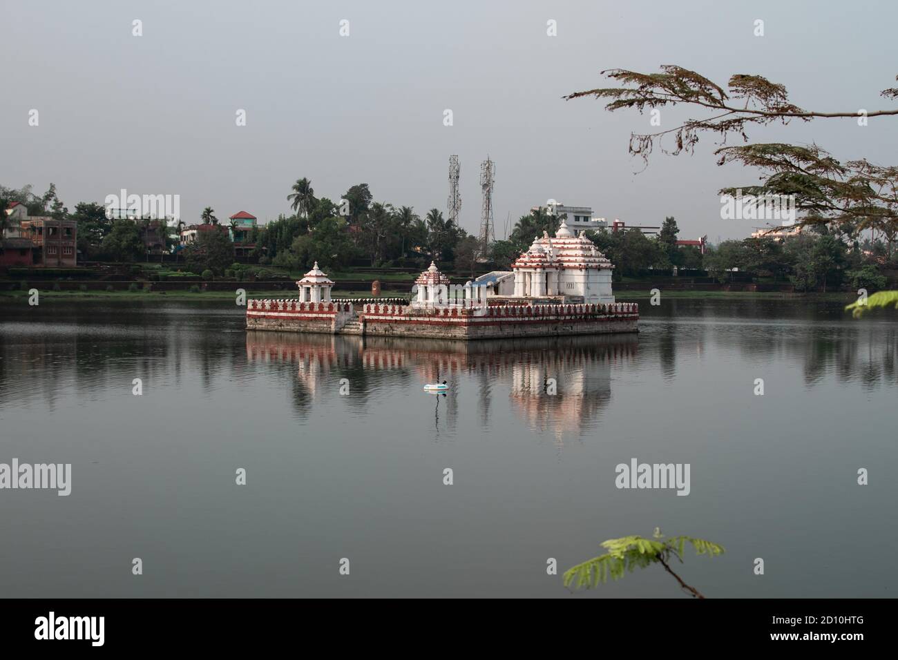 Bhubaneswar, Indien - 4. Februar 2020: Spiegelung eines rot-weißen Tempels im Bindu Sagara See am 4. Februar 2020 in Bhubaneswar, Indien Stockfoto