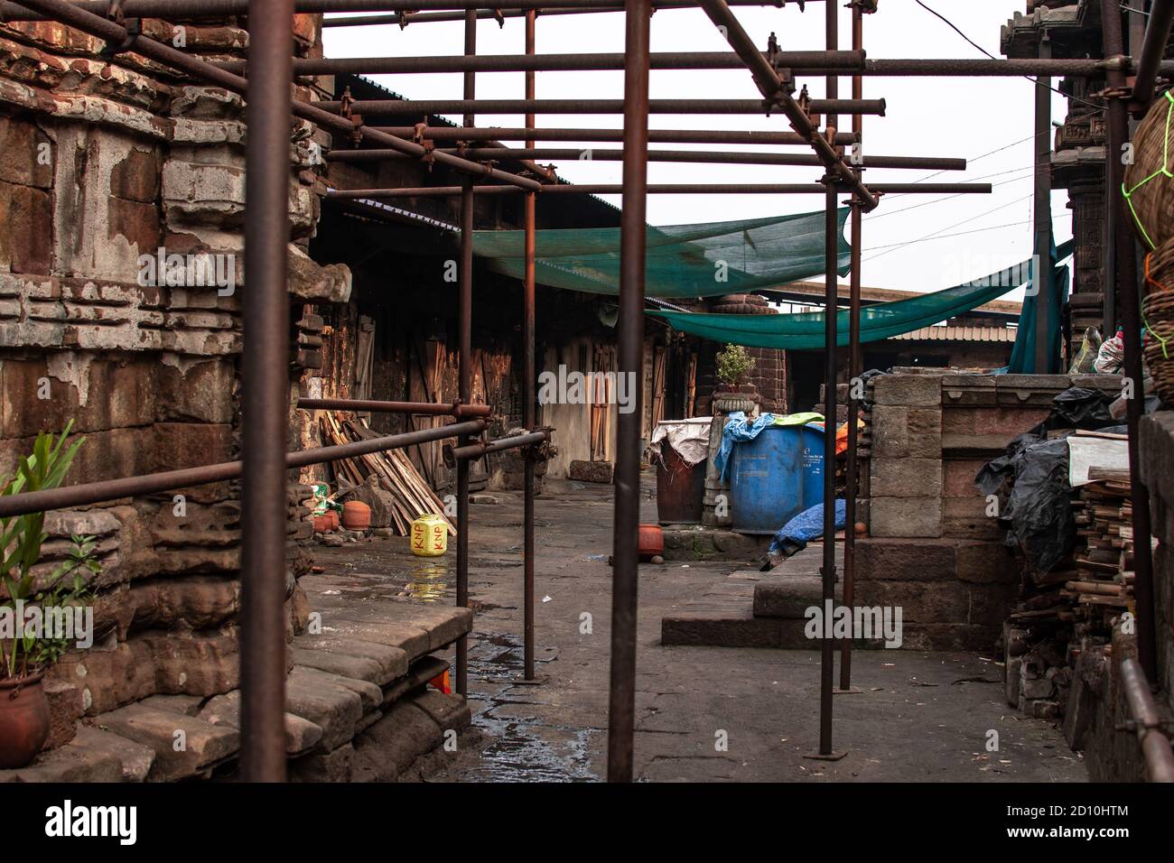Bhubaneswar, Indien - 4. Februar 2020: Laufende Restaurierung mit Gerüsten im Ananta Basudeva Tempel am 4. Februar 2020 in Bhubaneswar, Indien Stockfoto