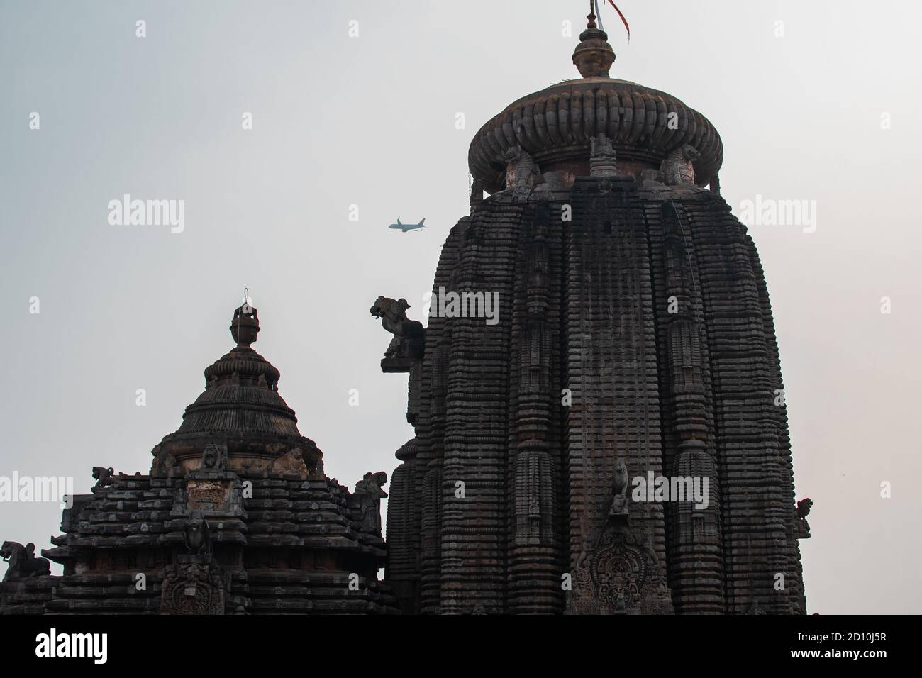 Bhubaneswar, Indien - 4. Februar 2020: Gegenüberstellung eines modernen Flugzeuges über dem historischen Chitrkarini Tempel am 4. Februar 2020 in Bhubaneswar Stockfoto