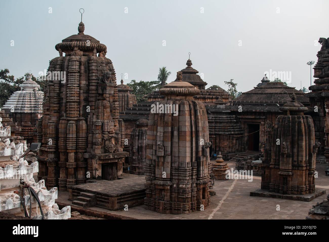 Bhubaneswar, Indien - 4. Februar 2020: Blick über die Steinstrukturen und die Architektur des Chitrkarini-Tempels am 4. Februar 2020 in Bhubaneswar Stockfoto