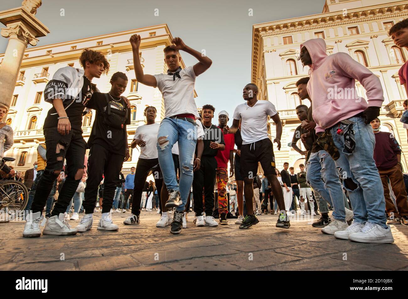Florenz, Italien - 2020. September 26: Unbekannte B-Boy Break Tänzer treten auf der Straße auf. Hip-Hop-Schlacht bei einem zwanglosen Street-Dance-Treffen. Stockfoto