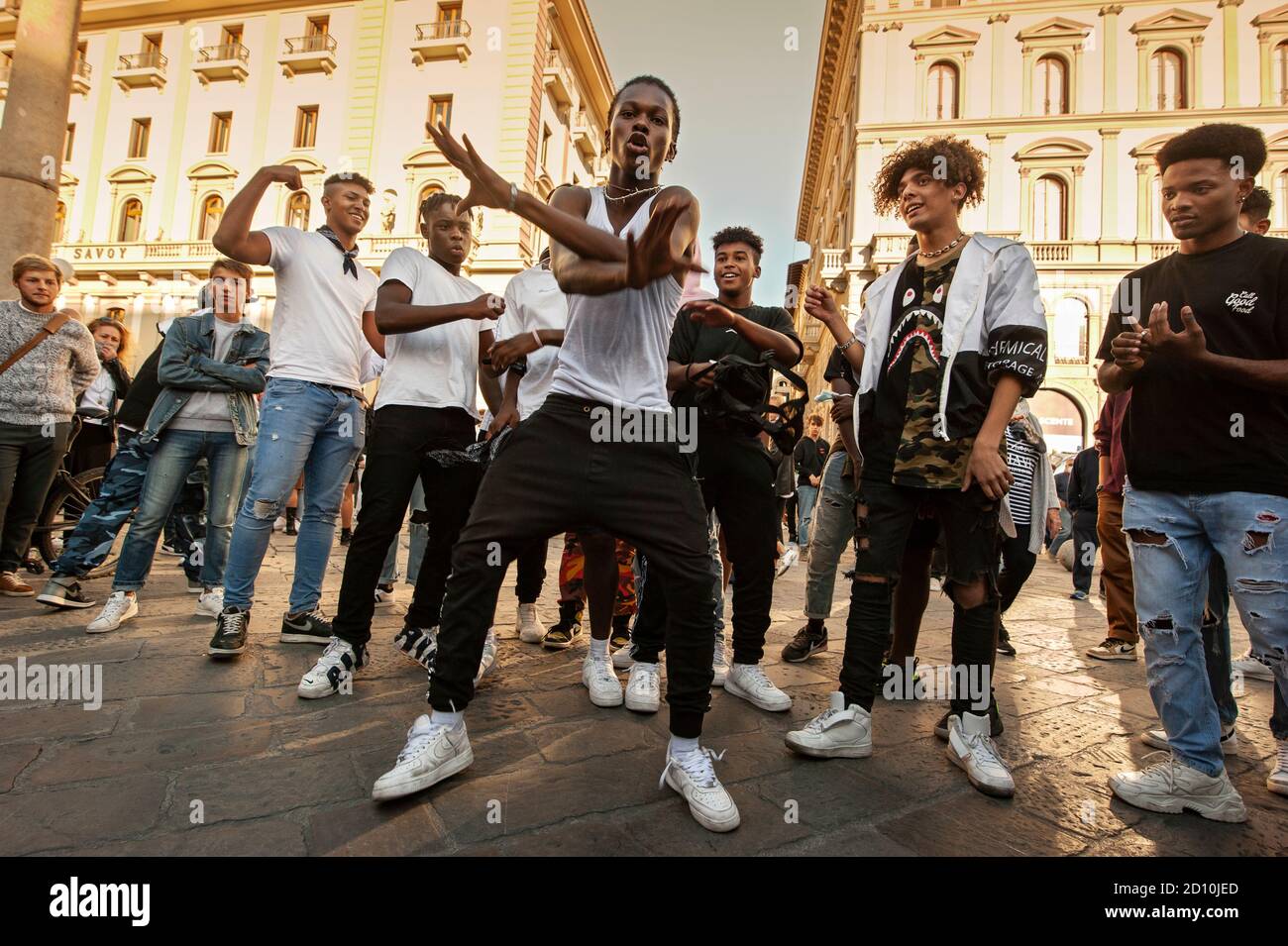 Florenz, Italien - 2020. September 26: Unbekannte B-Boy Break Tänzer treten auf der Straße auf. Hip-Hop-Schlacht bei einem zwanglosen Street-Dance-Treffen. Stockfoto