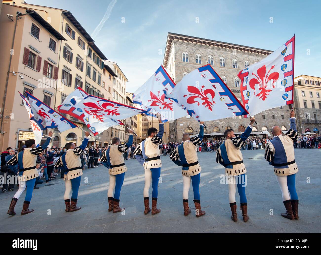 Florenz, Italien - 2020. September 26: Aufführung des Fahnenschwenkens auf der Piazza della Signoria während einer historischen Nachstellung. Stockfoto