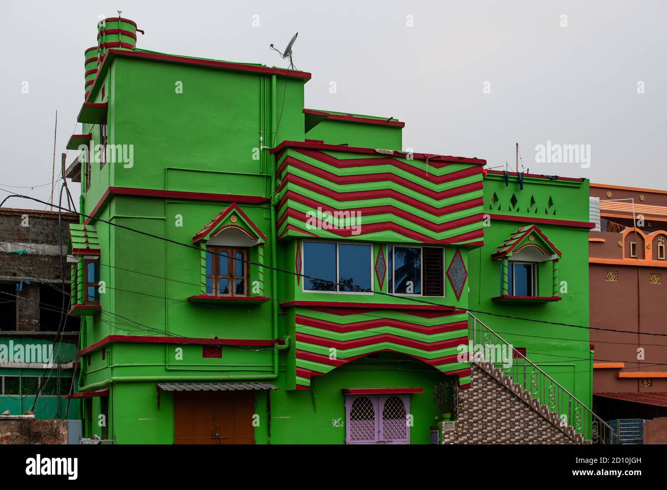 Ein architektonisch Interessantes und farbenfrohes Gebäude in grün und rot in Bhubaneswar, Indien Stockfoto