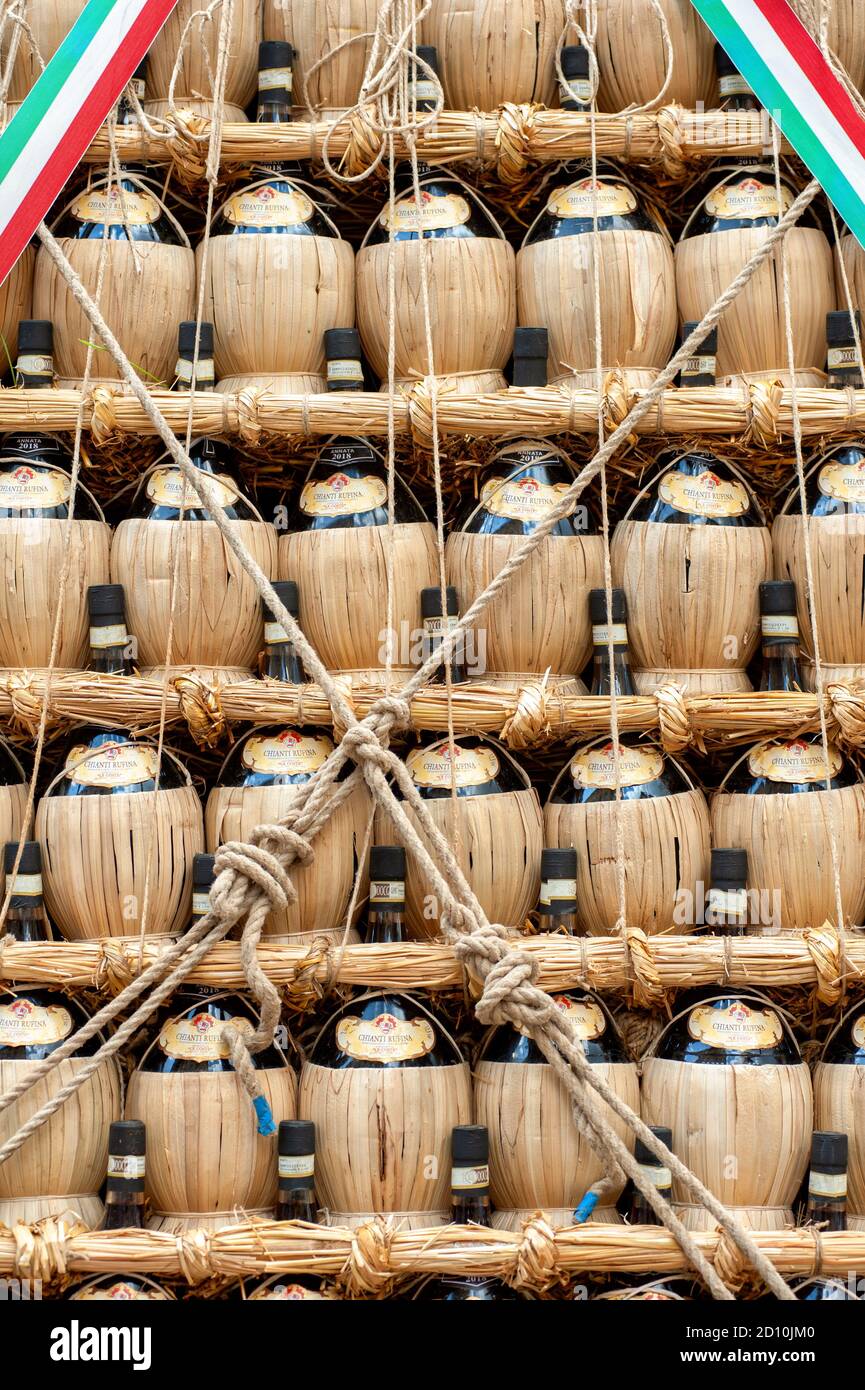 Florenz, Italien - 2020. September 26: Rufina Chianti-Weinflaschen (Detail) übereinander gestapelt, ausgestellt auf der traditionellen Feier "Bac Stockfoto