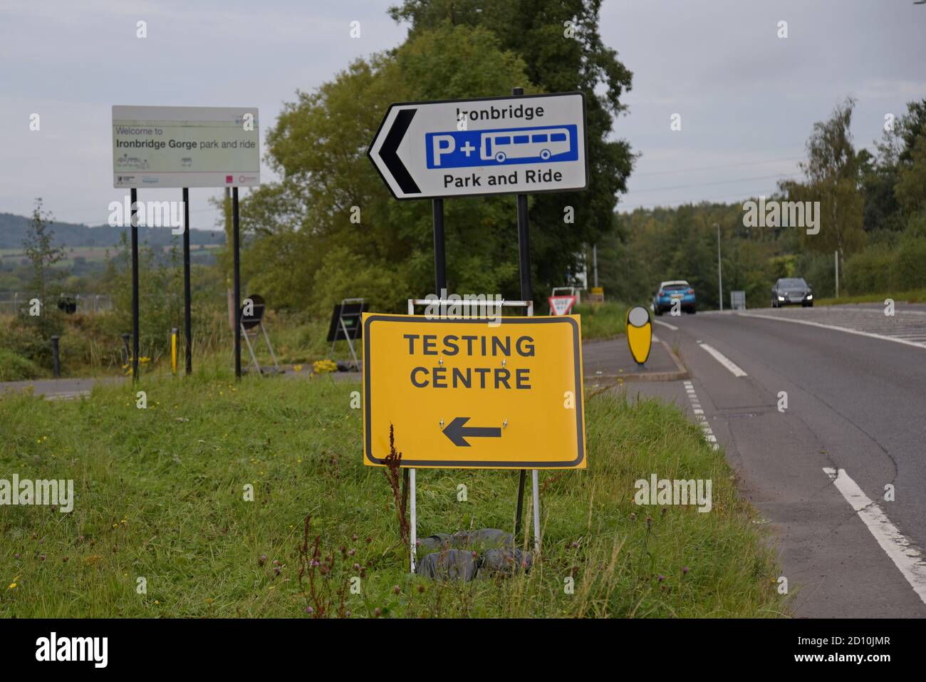 Schild am Eingang des Teststandorts Telford Covid im Ironbridge Park und Fahrt. Oktober 2020 Stockfoto